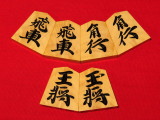 勝月作羽前薩摩黄楊孔雀杢彫将棋駒　新品/桐製平箱付(KS1284)